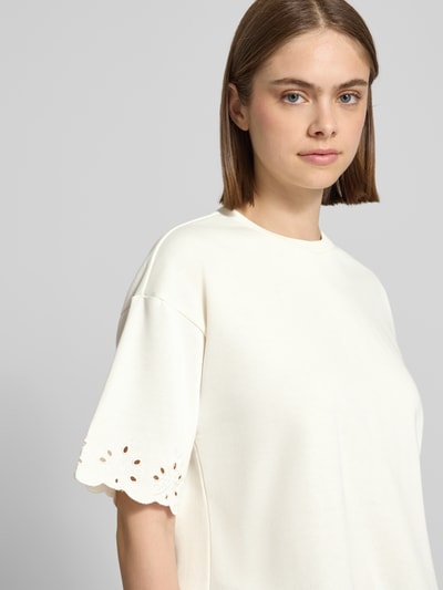 Frauenmodel trägt Boxy Fit T-Shirt aus Baumwoll-Mix Modell 'CHILLI SUMMER' von Pieces, Optik: Unifarben, Regular-Fit, Lochstickdetails, Rundhals, Muschelsaum, Nahaufnahme Oberkörper.