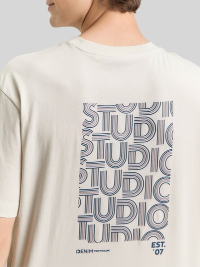 Männermodel trägt Relaxed Fit T-Shirt aus reiner Baumwolle von Tom Tailor Denim, Optik: Unifarben, Label-Print, Nahaufnahme Rückansicht.