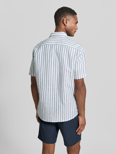 Männermodel trägt Slim Fit Business Hemd aus Leinen-Misch mit Kentkragen von Jake*s, gestreift, kurzärmelig, Rückenansicht, Ganzkörperansicht.