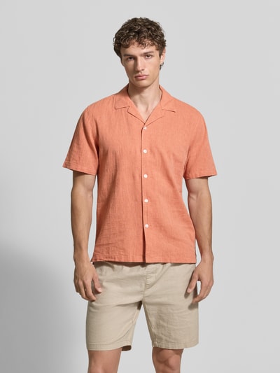 Männermodel trägt Relaxed Fit Freizeithemd aus Leinen-Baumwoll-Mix von Lindbergh in Orange mit Reverskragen und Knopfleiste, Ganzkörperansicht von vorne. Rückenlänge bei Größe M: 76 cm, Schulterbreite bei Größe M: 47 cm, Ärmellänge bei Größe M: 25 cm.