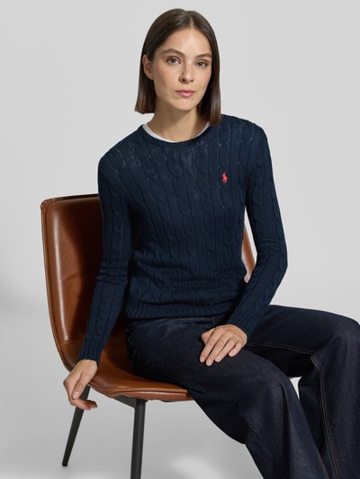 Damesmodel draagt Slim Fit Pullover aus reiner Baumwolle van Polo Ralph Lauren, donkerblauw, gebreide structuur, Nahaufnahme Oberkörper.
