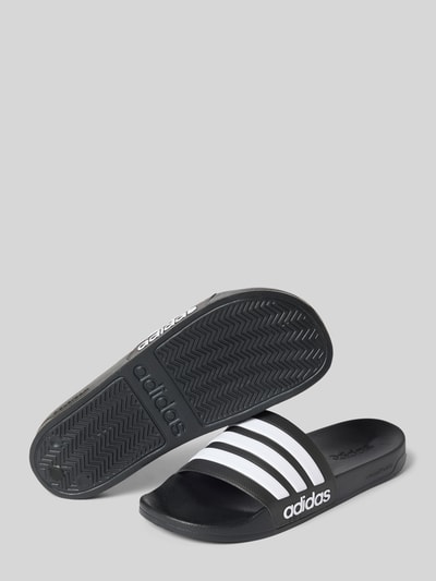 Productfoto, Badeschuhe mit Label-Prägung Modell 'ADILETTE SHOWER' van adidas Sportswear, look: effen, punt van de schoen: open teen, hakvorm: plat, applicatie: label in reliëf, sluiting: comfortmodel/open, gestructureerde zool