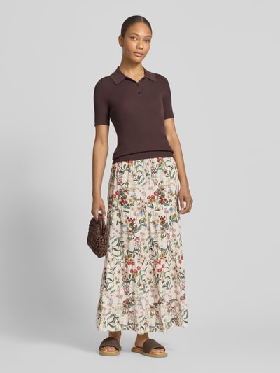 Vrouwenmodel draagt midirok im stufen-look model 'Ka44trinaa' van ZABAIONE van puur katoen met A-lijn, elastische band, bloemenprint, totale lengte maat S 97 cm, bandwijdte 33 cm, vooraanzicht hele lichaam.