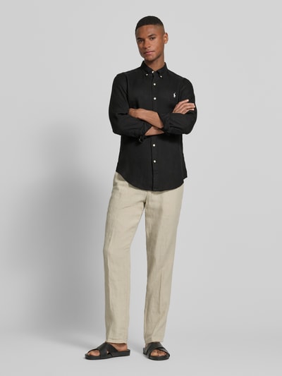 Mannelijk model draagt Slim Fit Vrijetijdsoverhemd uit puur linnen van Polo Ralph Lauren, effen zwart, met logodetail, geheel aanzicht voor.