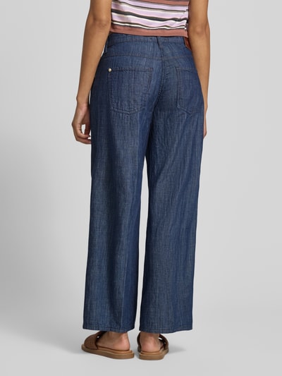 Frauenmodel trägt Loose Fit Jeans aus reiner Baumwolle Modell 'AIMEE' von Cambio, Denim-Optik, Twill, Label-Patch, Ganzkörperansicht Rückansicht.