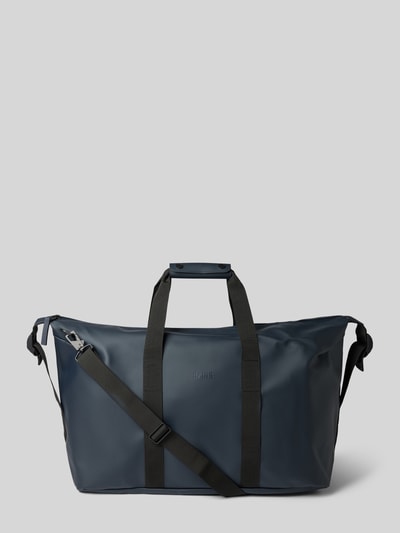Productfoto, Weekend Bag met logo-detail Model 'Hilo' van Rains in donkerblauw, Hoofdvak met ritssluiting, afneembare schouderband, Breedte 64 cm, Lengte 40 cm, Diepte 24 cm, schouderbandlengte 84 cm