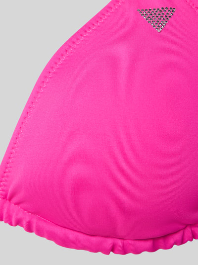 Frauenmodel trägt Bikini-Oberteil mit Strasssteinbesatz Modell 'Violet' von Guess in Pink aus Elastischer-Material-Mix, Nahaufnahme Oberkörper.