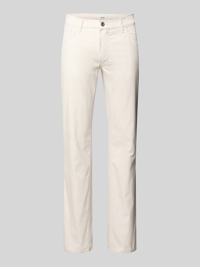 Produktfoto, Hose mit Eingrifftaschen Modell 'Chuck' von Brax aus Baumwoll-Mix mit Lyocell-Anteil, Slim Fit, in Hellbeige auf grauem Hintergrund.