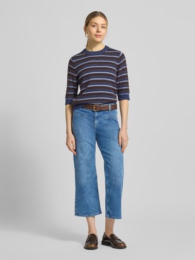 Vrouwenmodel draagt jeans in verkorte pasvorm model 'LINN' van Angels, katoenmix met stretch en steekzakken, binnenbeenlengte 63 cm, bandwijdte 37 cm, cropped jeanslook, geheellichaamsaanzicht van voren.