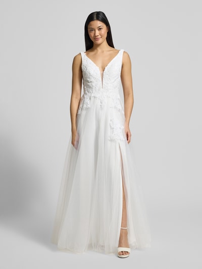 Vrouwenmodel draagt Brautkleid mit Herz-Ausschnitt van Mascara, wit, nauwsluitend, ondoorzichtig onderjurk, sierrand, vooraanzicht op volledige lengte.