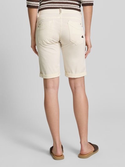 Frauenmodel trägt Bermudas mit Knopfleiste Modell 'Malibu' von Buena Vista in Beige, Baumwoll-Mix, Regular Fit, Eingrifftaschen, Ganzkörperansicht Rückansicht.