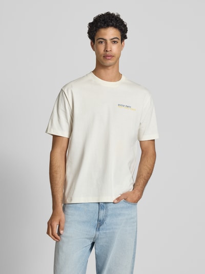 Männermodel trägt Relaxed Fit T-Shirt aus reiner Baumwolle mit Motiv-Print von Marc O'Polo Denim, Optik: Unifarben, Ganzkörperansicht von vorne.