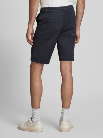 Männermodel trägt Regular Fit Shorts mit elastischem Bund Modell 'MARCO' von Blend aus Baumwoll-Elasthan-Mix, Ganzkörperansicht Rückansicht.