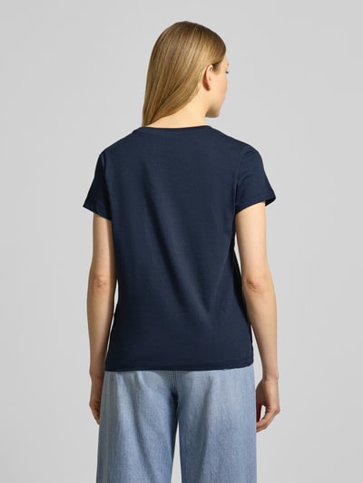 Vrouwenmodel draagt Regular Fit pyjamabovendeel uit puur katoen van Marc O'Polo, look: effen, labelprint, ronde hals, korte mouw, rugaanzicht.
