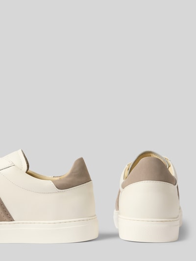 Produktfoto, Sneaker aus echtem Leder Modell 'Jase Morris' von Nubikk in Weiß und Taupe, Logo-Detail, abgerundete Passform, strukturierte Oberfläche, Absatzhöhe 3 cm, Schafthöhe 8 cm, Schaftweite 10 cm