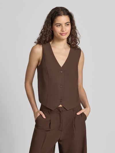 Frauenmodel trägt Regular Fit Anzugweste mit Viskose-Anteil Modell 'BOSELLA' von PIECES in Braun, glatte Oberfläche, Ganzkörperansicht von vorne.