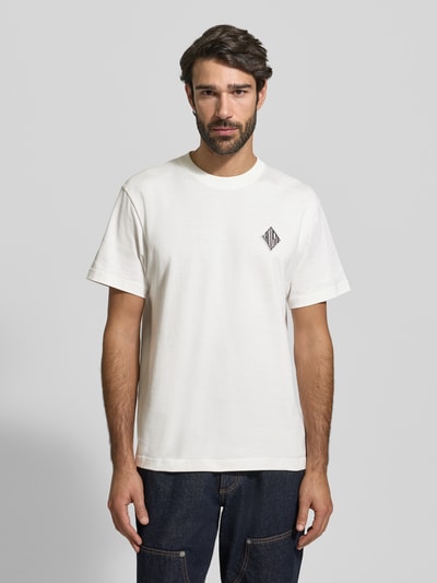 Männermodel draagt Regular Fit T-Shirt aus reiner Baumwolle Modell 'JERSEY LOURD' van Lacoste, wit, logo patch, unicolor, jersey textuur, Ganzkörperansicht van voren.