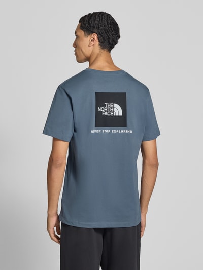 Männermodel trägt T-Shirt mit Label-Print Modell 'Evolution' von The North Face in Blau, Baumwoll-Mix, Ganzkörperansicht Rückansicht.