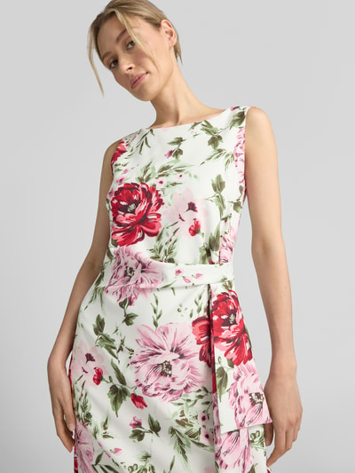 Vrouwenmodel draagt Tailliertes Cocktailkleid met all-over motief van dames van Vera Mont, overwegend wit met roze bloemen, Nahaufnahme bovenlichaam.