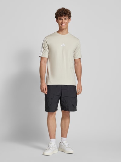 adidas Sportswear T-shirt met labelstitching Zand - 1