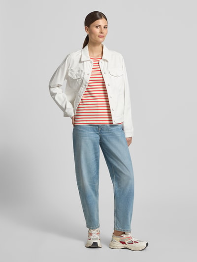 Modelka kobieca nosi Regular Fit Jeansjacke aus Baumwoll-Mix von s.Oliver RED LABEL, biała kurtka dżinsowa o kroju regular fit z długimi rękawami, kieszeniami na piersi i bocznymi, wykonana z bawełnianego denimu, widok całej sylwetki z przodu.