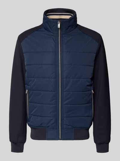 Produktfoto, Jacke mit Stehkragen von Christian Berg Men in Dunkelblau, Regular-Fit, Reißverschluss, Reißverschlusstaschen, gerippte Abschlüsse, Rückenlänge bei Größe M 26 cm, Schulterbreite 19 cm, Brustweite 19 cm, Ärmellänge 26 cm
