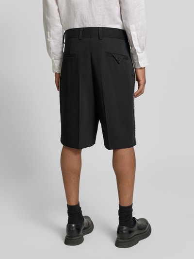 Mężczyznamodel nosi Regular Fit Chinoshorts mit Schurwoll-Anteil Modell 'FERY262F1X' von HUGO, efekt: jednolity kolor, kanty, szwy, zapięcie na haftkę i ukryty zamek błyskawiczny, kieszenie z tyłu i wpuszczane, wykończenie materiału: pika, mieszanka materiałów z dodatkiem żywej wełny, widok całej sylwetki od tyłu