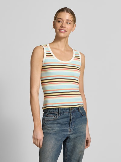 Frauenmodel trägt Tanktop mit Feinripp und Rundhalsausschnitt von Jake*s Casual, Baumwoll-Mix mit Stretch-Anteil, Körpernaher-Schnitt, Streifenmuster in Hellblau, Weiß, Beige und Braun, Wellensaum, Ganzkörperansicht von vorne.