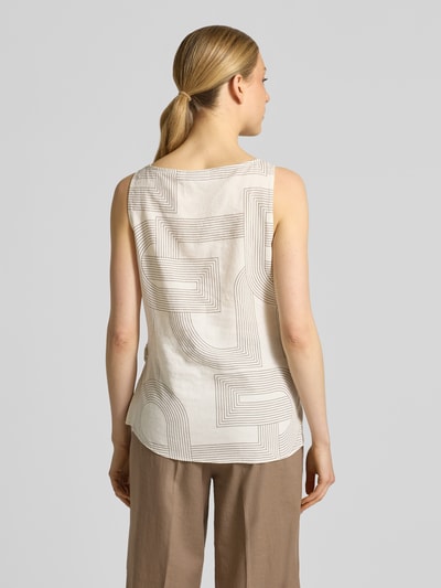 Frauenmodel trägt Blusentop aus Leinen-Lyocell-Mix mit seitlicher Raffung von comma, neutraler Farbton, geometrisches Muster, Ganzkörperansicht Rückansicht, Regular Fit, 60 cm Rückenlänge bei Größe 36.