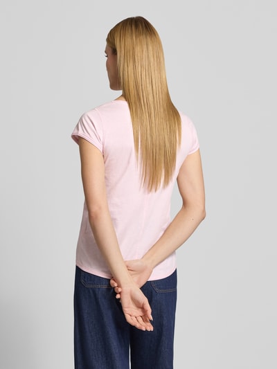 Kobiece modelka nosi Regular Fit T-Shirt mit Motiv-Stitching von Christian Berg Woman z bawełny, okrągły dekolt, długość tyłu 61 cm, jasnoróżowy kolor, gładka faktura, ganzkörperansicht rückansicht.