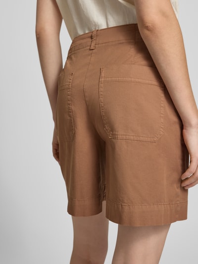 Frauenmodel trägt Regular Fit Chinoshorts aus Baumwoll-Mix von Marc O'Polo, Optik: Unifarben, Passform: Regular-Fit, Gesäßtaschen, Baumwoll-Mix, Ganzkörperansicht Rückansicht.
