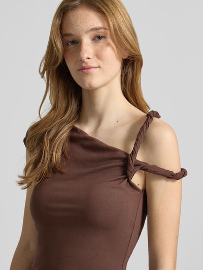 Modelka nosi Top im One-Shoulder-Look Modell 'Fenna' od LeGer by Lena Gercke, brązowy, z mieszanki wiskozy i elastanu, krój slim fit, długość pleców w rozmiarze 36: 48 cm, zbliżenie górnej części ciała z przodu