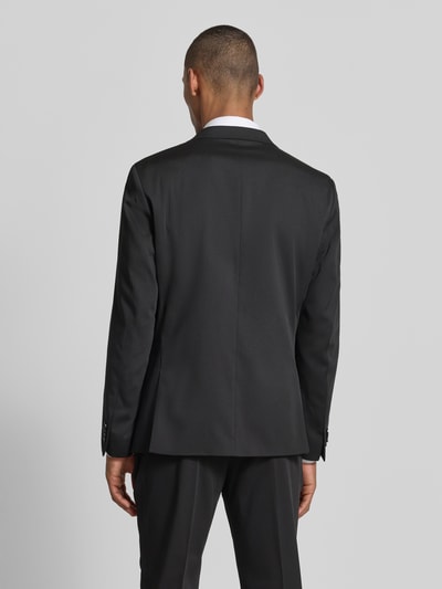 Männermodel trägt schwarzen Slim Fit Anzugsakko mit Viskose-Anteil von s.Oliver BLACK LABEL, glatte Struktur, Ganzkörperansicht Rückansicht.
