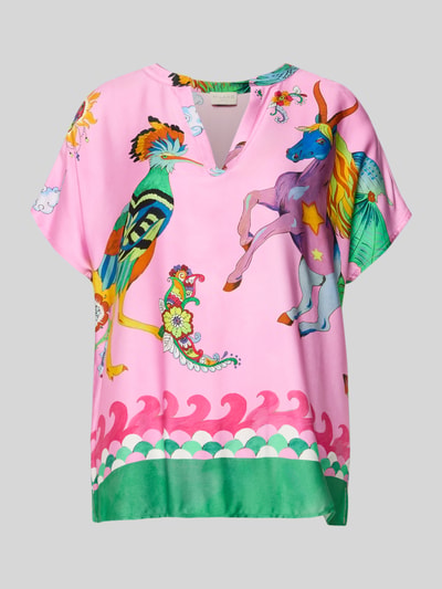Produktfoto, Blusenshirt aus Viskose im Allover-Look von Milano Italy in Rosa mit bunten Fantasietieren, grüner Abschluss, Regular-Fit, V-Ausschnitt, reine Viskose, Rückenlänge 64 cm, Ärmellänge 20 cm bei Größe 36