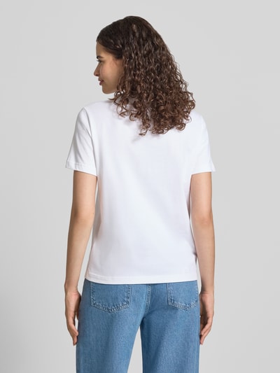 Frauenmodel trägt Regular Fit T-Shirt aus reiner Baumwolle von Calvin Klein Jeans in Weiß, dezente Struktur, Ganzkörperansicht Rückansicht.