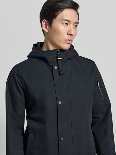 Mannmodel draagt Regular Fit Jacke mit capuchon model 'Spirit' van G-LAB in zwart katoenmix met steekzakken en mouwzak, nahaufnahme oberkörper. Ruglengte maat M 86 cm, schouderbreedte 49 cm, borstwijdte 56 cm, mouwlengte 62 cm.