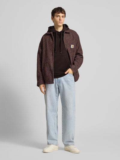 Männermodel trägt Hoodie mit Kapuze von G-Star Raw, Baumwoll-Mix mit Stretch-Anteil, Lockerer-Schnitt, Kapuze, Tunnelzug, Label-Stitching, Känguru-Tasche, Gerippte-Abschlüsse, Rückenlänge in Größe M 70 cm, Ärmellänge 67 cm, Ganzkörperansicht von vorne