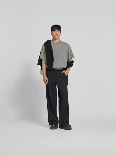 Männermodel trägt Relaxed Fit T-Shirt mit Logo-Stitching von WON HUNDRED, reine Baumwolle, rundhals, kurzärmelig, Ganzkörperansicht von vorne.