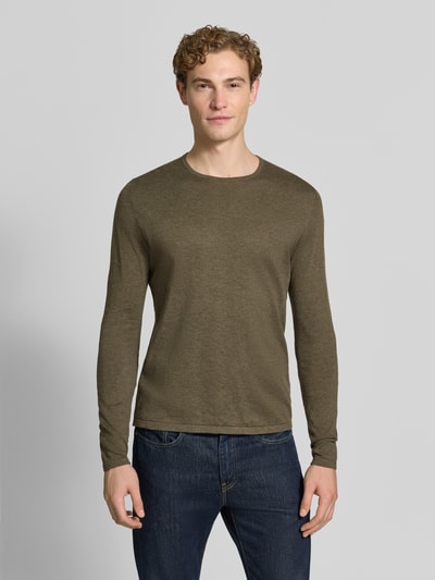 Männermodel trägt Strickpullover aus Baumwolle mit Rundhalsausschnitt von Christian Berg Men in Oliv, Slim Fit, Ganzkörperansicht von vorne.