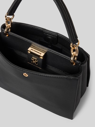 Produktfoto, Henkeltasche in Lederoptik von Tommy Hilfiger in Optik: Unifarben mit magnetischem Klappverschluss, geteiltem Hauptfach, Logo-Applikation, Kettenglied-Detail am Griff, Tragehenkel, abnehmbarer Schulterriemen und genarbter Materialverarbeitung.
