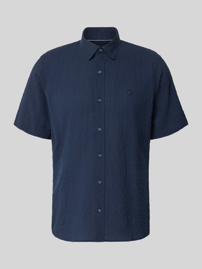 Produktfoto, dunkelblaues Relaxed Fit Freizeithemd mit Logo-Stitching, Kentkragen, Seersucker, Knopfleiste von Lerros, abgerundeter Saum, Rückenlänge bei Größe M 75 cm, Schulterbreite 45 cm, Ärmellänge 25 cm