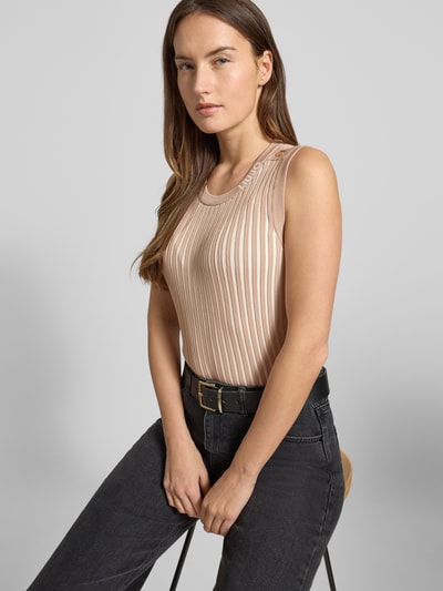 Modelka kobieca nosi Stricktop aus Viskose-Mix mit Zierknöpfen od LIU JO SPORT w kolorze beżowym, slim fit, ripp-optik, detal z logo, okrągły dekolt, długość pleców 59 cm przy rozmiarze S, ujęcie z przodu, zbliżenie górnej części ciała.