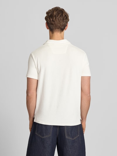 Männermodel trägt Slim Fit Poloshirt aus Frottee von Superdry in Weiß, Reine Baumwolle, Kurzärmelig, Rückenlänge 67 cm, Ganzkörperansicht Rückansicht.