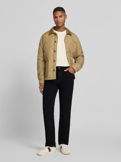 Männermodel trägt Straight Fit Jeans im 5-Pocket-Design Modell 'Texas' von Wrangler, dunkel, Baumwoll-Mix, Ganzkörperansicht von vorne.