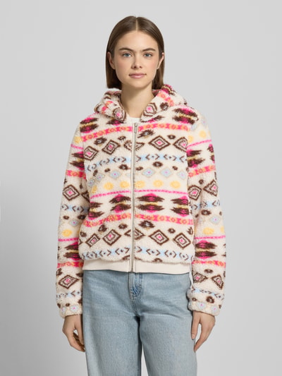 Vrouwenmodel draagt Regular Fit Sweatjacke met Kapuze Modell 'ANNA' van Only, meerkleurig abstract patroon, teddy-fleece, voorkant, bovenlichaam.
