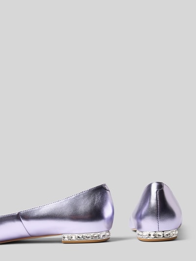 Produktfoto, Ballerina aus echtem Leder von Marc Cain Bags & Shoes in glänzender Optik, glatte Sohle, Spitze Passform, Absatzhöhe 1 cm, Schafthöhe 7 cm, Schaftweite 20 cm, Farbe silber lila