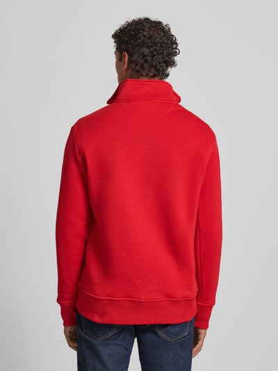 Männermodel trägt Sweatshirt mit Stehkragen und Reißverschluss von Gant aus Baumwoll-Mix, Regular-Fit, leuchtend rot, Ganzkörperansicht Rückansicht.