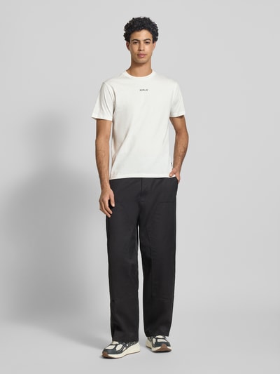 Männermodel trägt Regular Fit T-Shirt mit Logo-Print von Replay in Weiß aus reiner Baumwolle, Rundhalsausschnitt, Ganzkörperansicht von vorne. Rückenlänge bei Größe M: 68 cm.