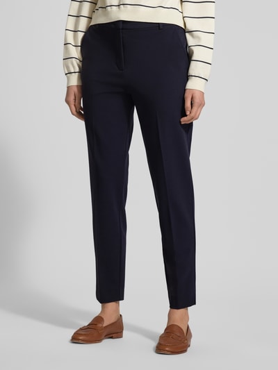 Frauenmodel trägt Stoffhose mit Gesäßtasche von Comma, dunkelblauer Viskose-Mix mit Stretch-Anteil, lockerer Schnitt, Nahaufnahme Oberkörper.