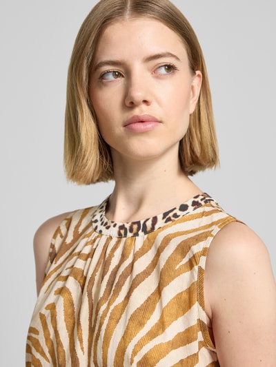 Frauenmodel trägt Knielanges Kleid mit rückseitigem Schlüsselloch-Ausschnitt von Emily Van den Bergh, reine Baumwolle, Nahaufnahme Oberkörper.